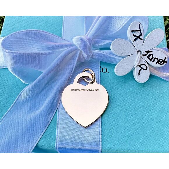 Retired LARGE Return to Tiffany & Co. Etched Heart Arrow Charm in 18k Rose Gold - Picture 4 of 5